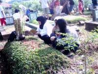 Aneka Profesi Sampingan di Pemakaman