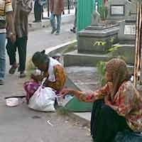 Pengemis Musiman Serbu Pekuburan