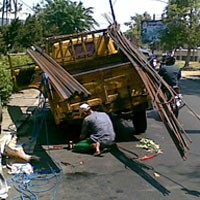 Kelebihan Beban, Truk Muat Besi Nyaris Terguling