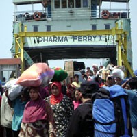 Sehari Jelang Puasa, Pemudik Menyemut di Ujung-Kamal