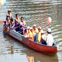 Lomba Bedug dan Patrol di Atas Perahu