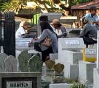 Pemakaman Banjir Warga yang Nyekar Ramadan