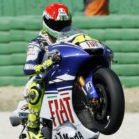 Stoner Jatuh, Rossi Kian Tak Terkejar