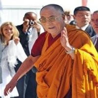 Keluar dari RS, Dalai Lama Sumringah