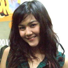 Sissy Priscilla Trauma Pria Bertopeng