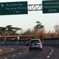 Ban Copot, Tronton Muat Tepung Terguling di Tol