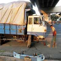Rem Blong, Truk Muat Kopra Nyungsep di Depan Carrefour 