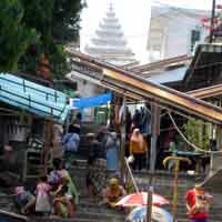 Memburu Berkah Ramadan di Makam Sunan Giri