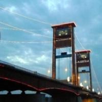Tradisi Usai Subuh di Jembatan Ampera