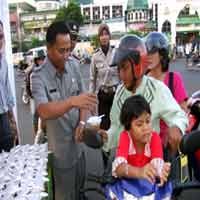 Polisi Bagi-bagi Kolak ke Pengguna Jalan