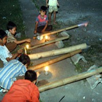 Meriam Bambu Permainan Favorit di Kala Ramadan