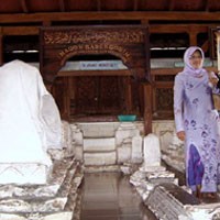 Peziarah di Makam Sunan Drajat Membludak Saat Ramadan