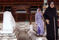 Peziarah di Makam Sunan Drajat Membludak Saat Ramadan