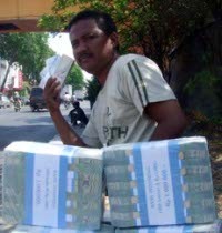 Bisnis Penukaran Uang Jalanan Mulai Marak