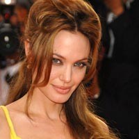 Angelina Jolie Depresi Pasca Melahirkan Kembar?