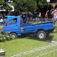 Hilang Kendali, Daihatsu Pick Up Nyungsep ke Taman