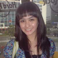 Gaya Santai Revalina S. Temat