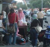 Mahasiswi pun Ikut Mengais Rezeki Lebaran