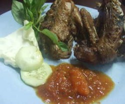 Mau Bebek Goreng Ali? Antre Dong!