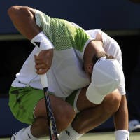 Roddick Cibir Cedera Djokovic 