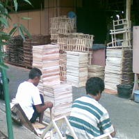 Pedagang Wadah Parcel Keluhkan Kenaikan Harga Bahan Baku