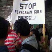 Gudang Gula Rafinasi di Makassar Disegel