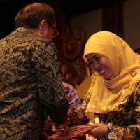 Khofifah Raih Penghargaan Pemberantasan Buta Huruf