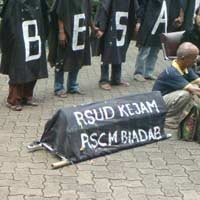 5 Keranda Korban Jamkesmas Diusung ke Depkes