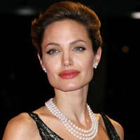Angelina Jolie Dilelang Rp 33 Juta