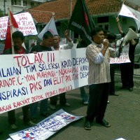 Massa dari Depok Satroni KPU Jabar