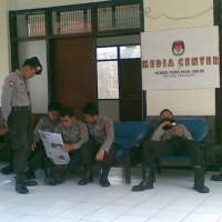 Antisipasi Kepungan Massa Gus Dur, Polisi Jaga KPU Jabar