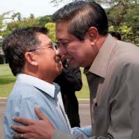 Wapres JK, Menteri, dan Pejabat Istana Salami SBY