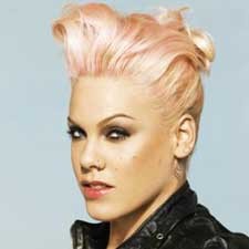 Pink Pamer Dada Jelang Naik Panggung MTV