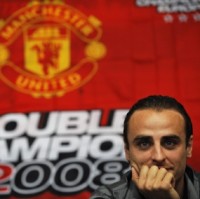 Borong Sepatu, Berbatov Mau Koleksi?