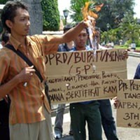 Puluhan Warga Madiun Demo di Pendopo Bupati