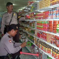 Polisi Razia Mamin di Supermarket Banyuwangi