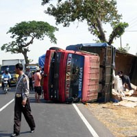 Truk Terguling, Jalur Tuban-Surabaya Macet 4 Jam 