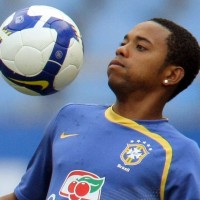 Robinho Tinggalkan Grafiti di Stadion Cile