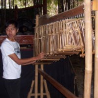 Anak Punk di Bandung Pun Bermain Bambu