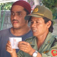 Para Pencari Tuhan Paling Laris Saat Sahur