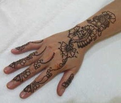 Tangan lebih Sedap Dipandang Dengan Mehndi 