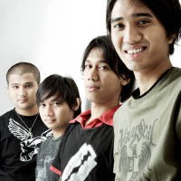 Slank & So7 Puaskan Publik Surabaya