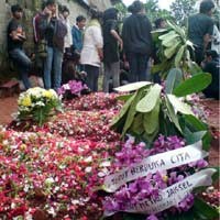 5 Jenazah Korban Dimakamkan, Keluarga Sempoyongan