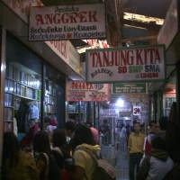 Berburu Buku, Menunggu Buka