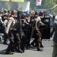 Tuntut KPU Dibubarkan, Pengunjuk Rasa & Polisi Bentrok