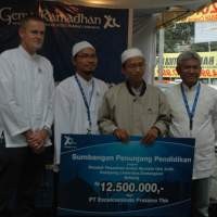 Jelang 12 Tahun di Indonesia, XL Bantu Ponpes di Subang