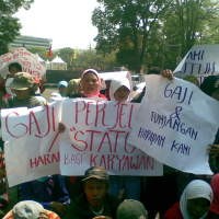 Tuntut Upah Dibayarkan, Karyawan Perkebunan Teh Kepung Gedung Sate