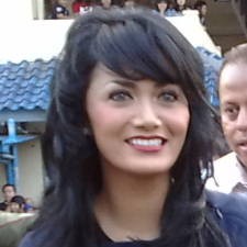 Demi Munir, Krisdayanti Rela Loncat-loncat