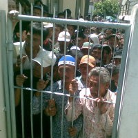 Antre Berdesakan, Satu Warga Pingsan