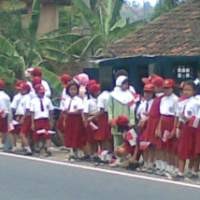 Seratusan Pelajar Nagrek Tunggu SBY